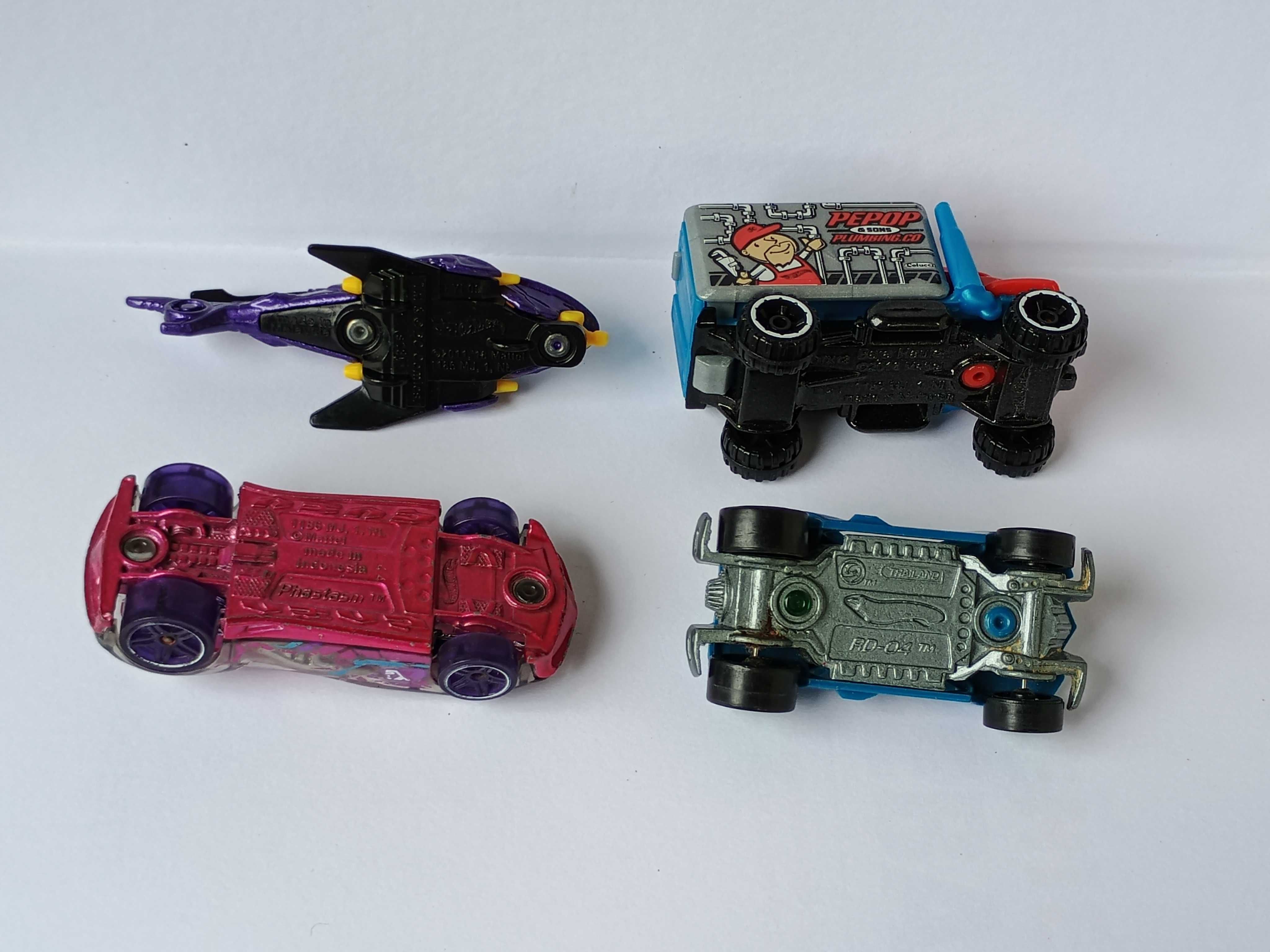 Hot Wheels, trzy metalowe resoraki plus Batcopter