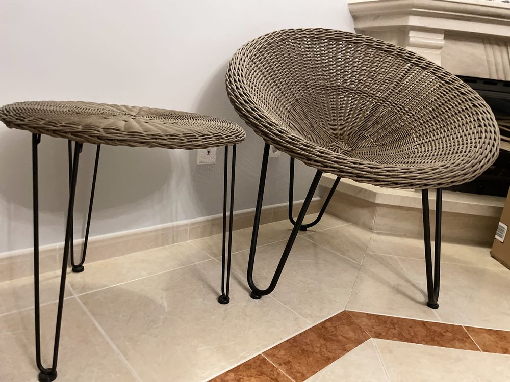 Cadeira e mesa Area em PVC e aço