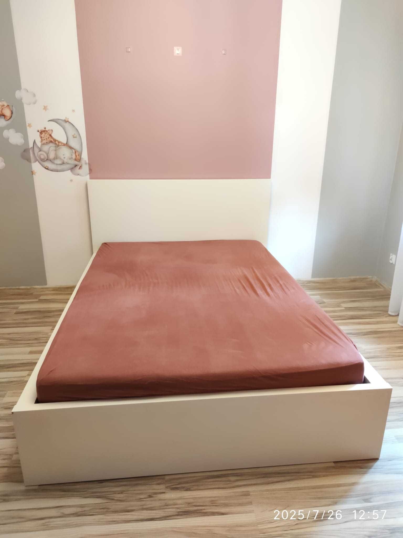Zestaw białych mebli do sypialni