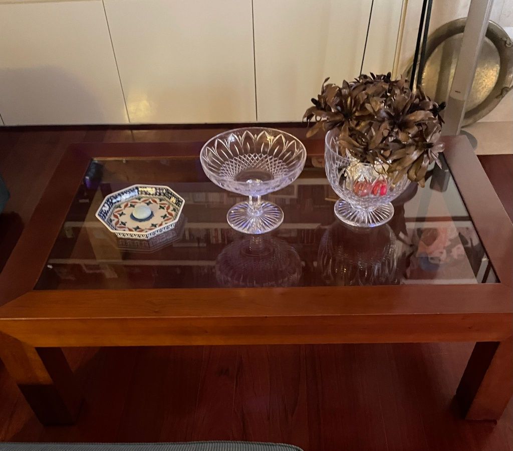 Mesa de centro pedra e vidro e outra  em madeira maciça castanha da ma