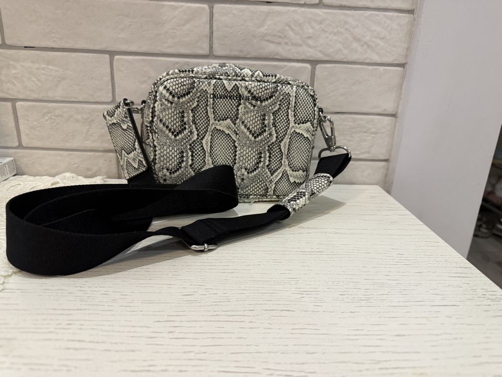 Продаю кросбоді Calvin Klein. Оригінал. Нова. Шикарно дивиться.