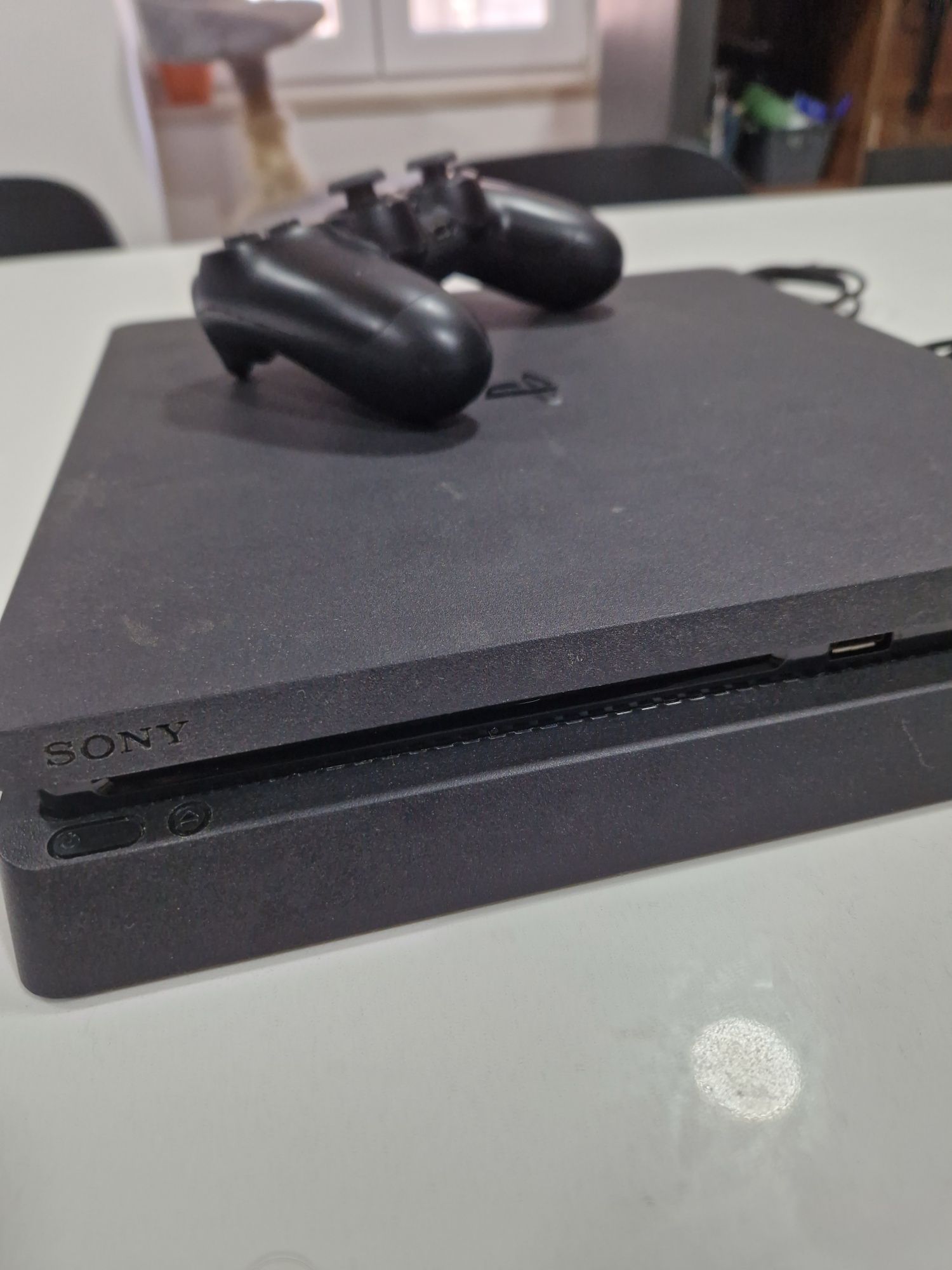 Playstation 4 Slim 500gb + Comando original 160€ + jogos 140€