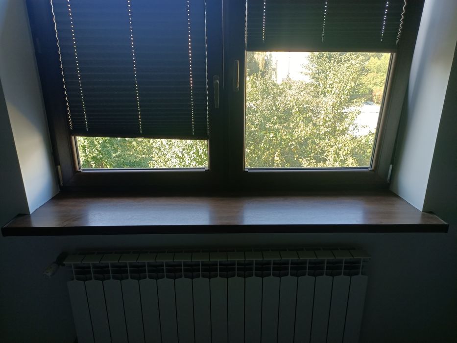 Okna PCV orzech + plisy+ parapet wewnętrzny