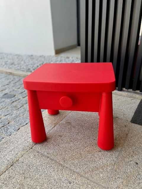Mesa de Cabeceira IKEA para quarto de criança