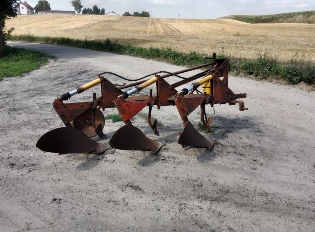 Pług 3 skibowy z zabezpieczeniem hydraulicznym