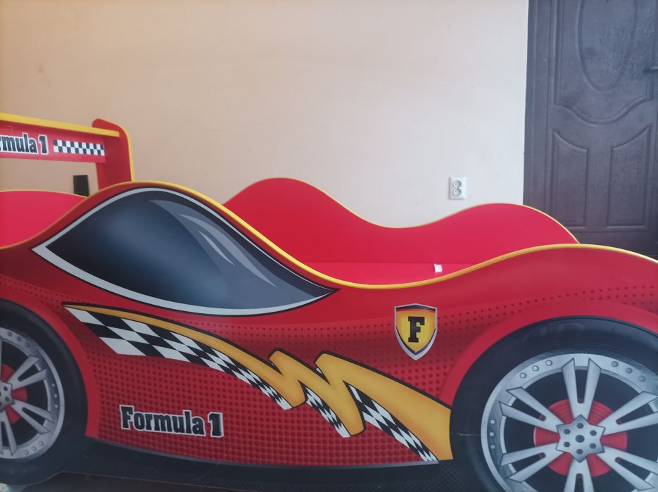 Продається ліжко машинка з матрацом.