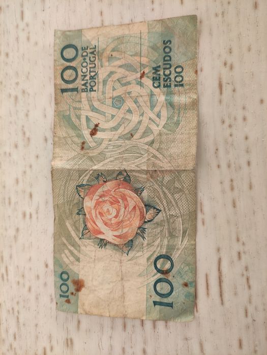 Moedas de escudos e nota