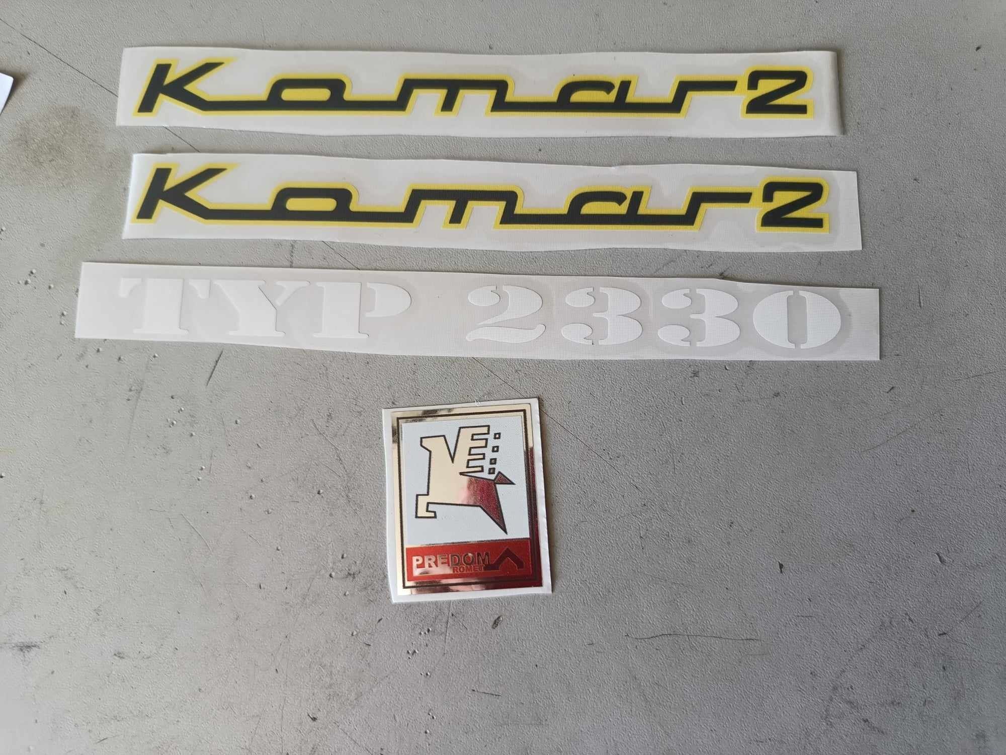 Komar 2 komar 2330 kpl naklejek
