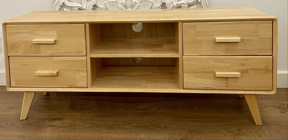 Movel Tv em madeira clara .