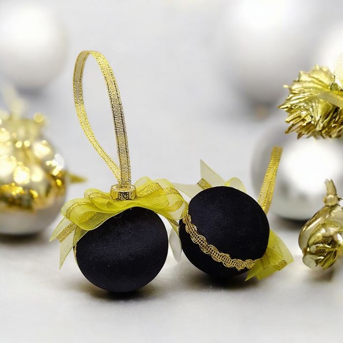 Новорічні ялинкові кулі ручної роботи.