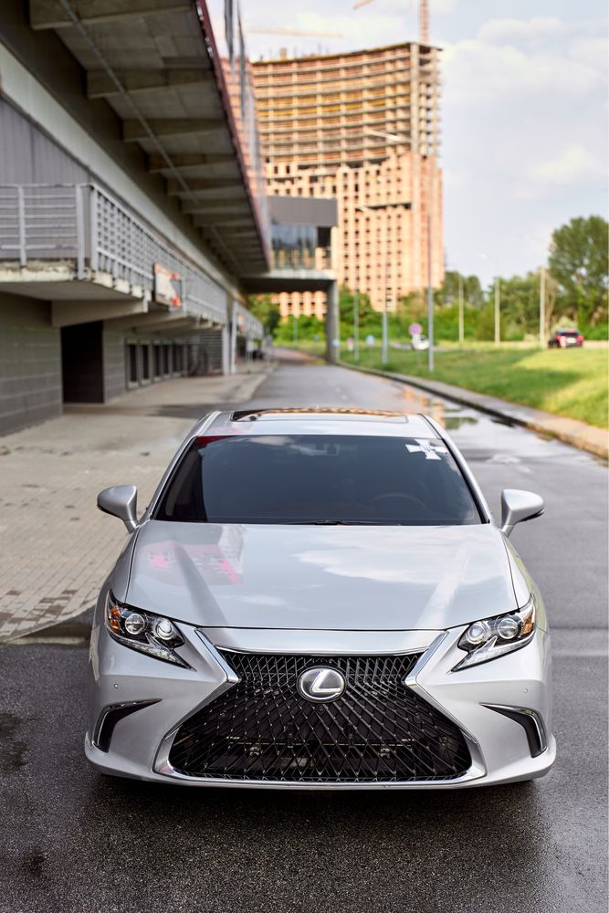 Продам Lexus ES300h 2,5 газ/бензин/гібрид 2014р обслужений, рест look