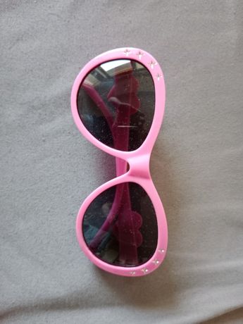 Nowe okulary przeciwsłoneczne dla dziewczynki