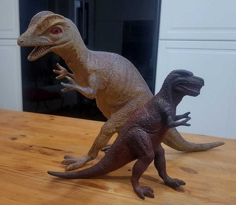 Dwie duże figurki dinozaurów Dilophosaurus i Tyrannosaurus