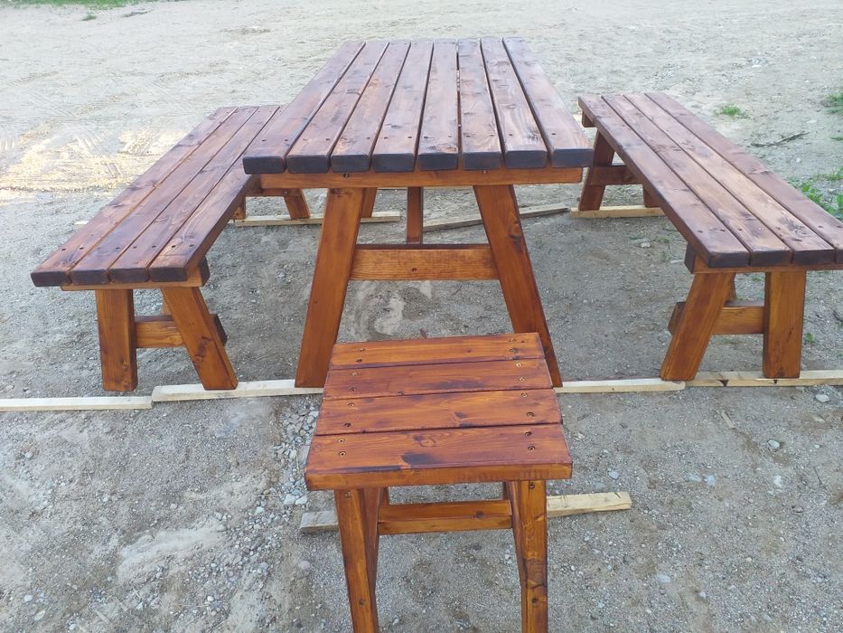 Stół z ławkami + 2 stołki