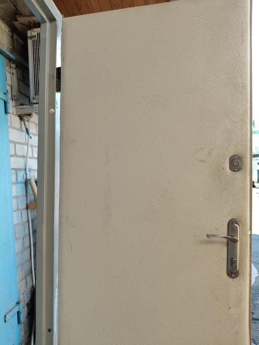 Вхідні металеві двері