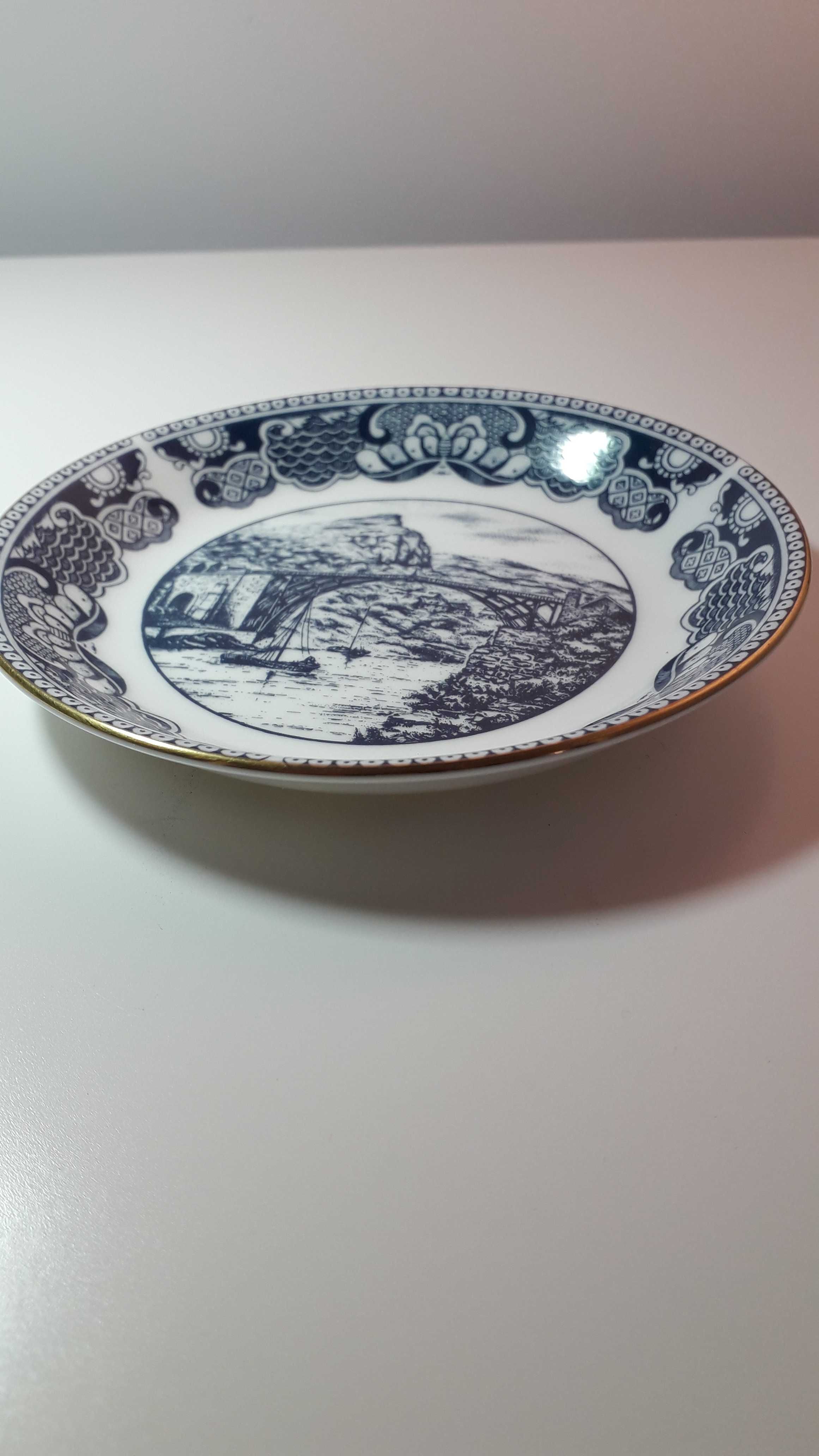 Spodeczek porcelanowy z muzeum Chin w COALPORT