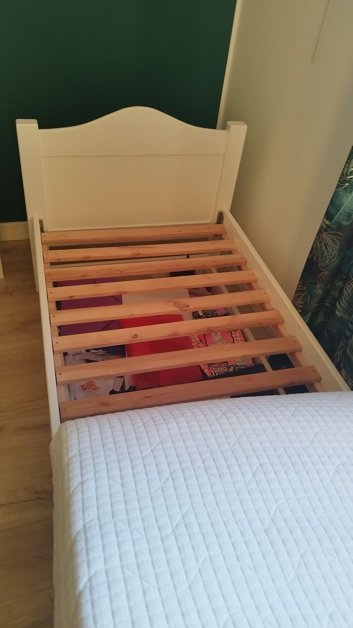 Łóżko białe drewniane
