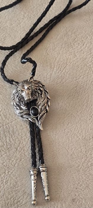 BOLO Krawatnik ozdoba myśliwska przypinka WILK Canis Lupus. DUŻY.