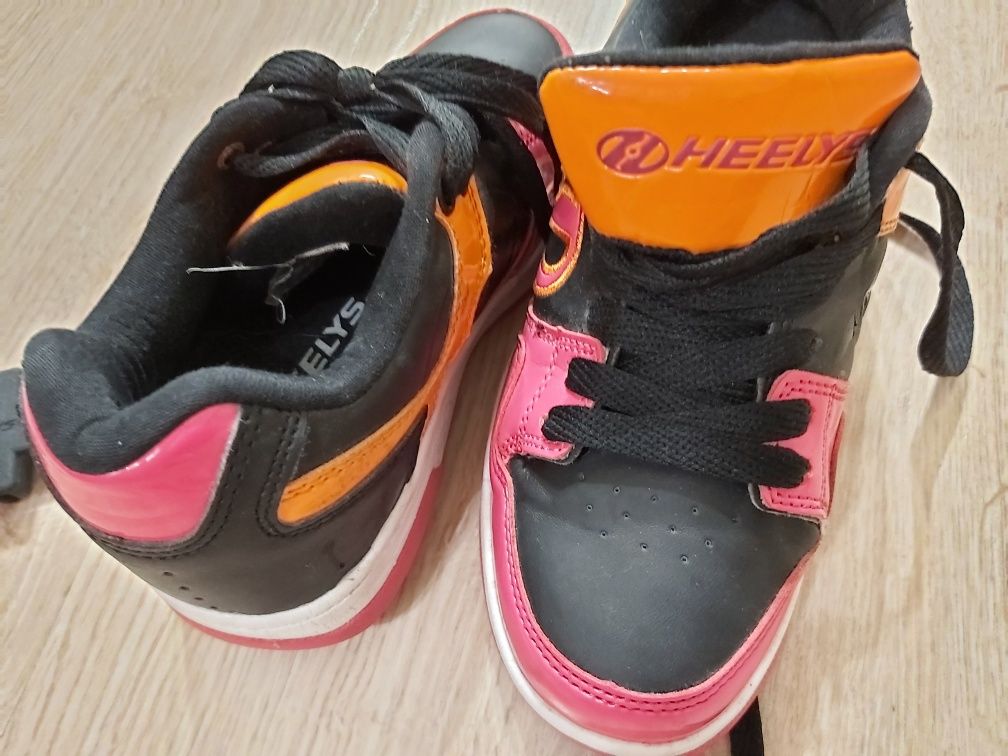 Кроссовки на колёсиках Heelys. Стелька 20 см