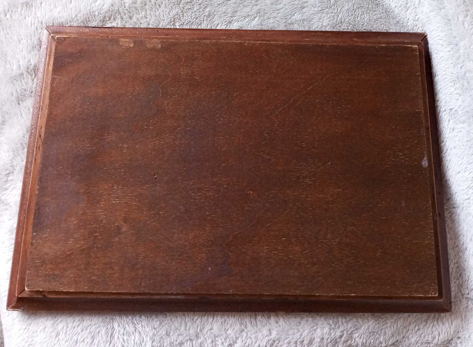 Tabuleiro antigo com desenhos