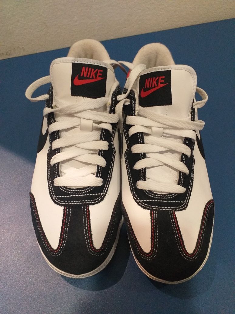 Tenis Nike brancos e pretos