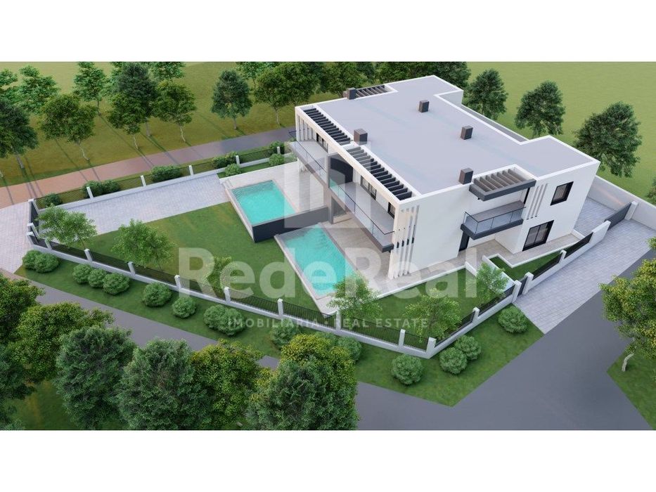 Lote com projeto aprovado para 2 moradias geminadas T4 com piscina