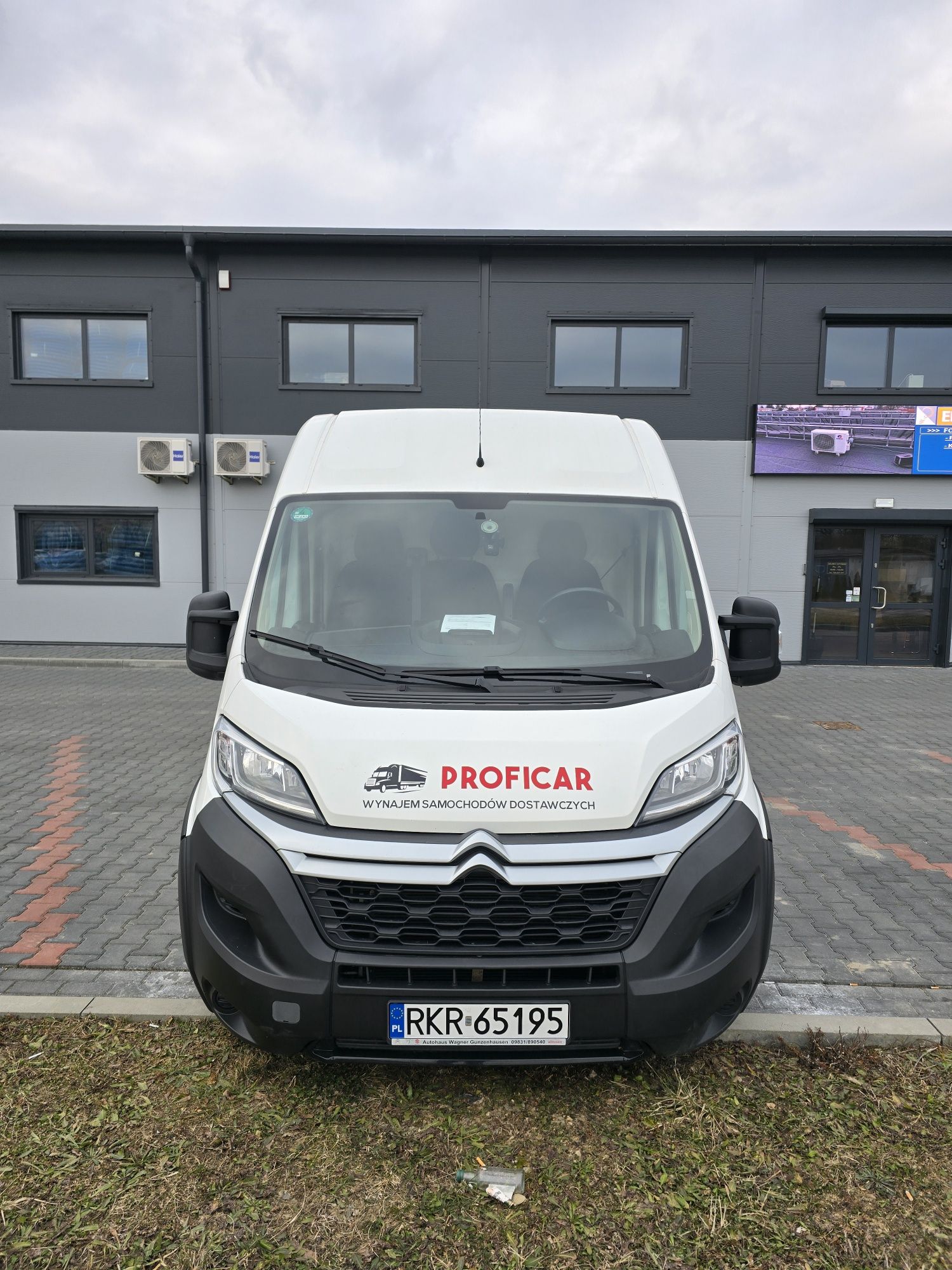 Wynajem busa dostawczego