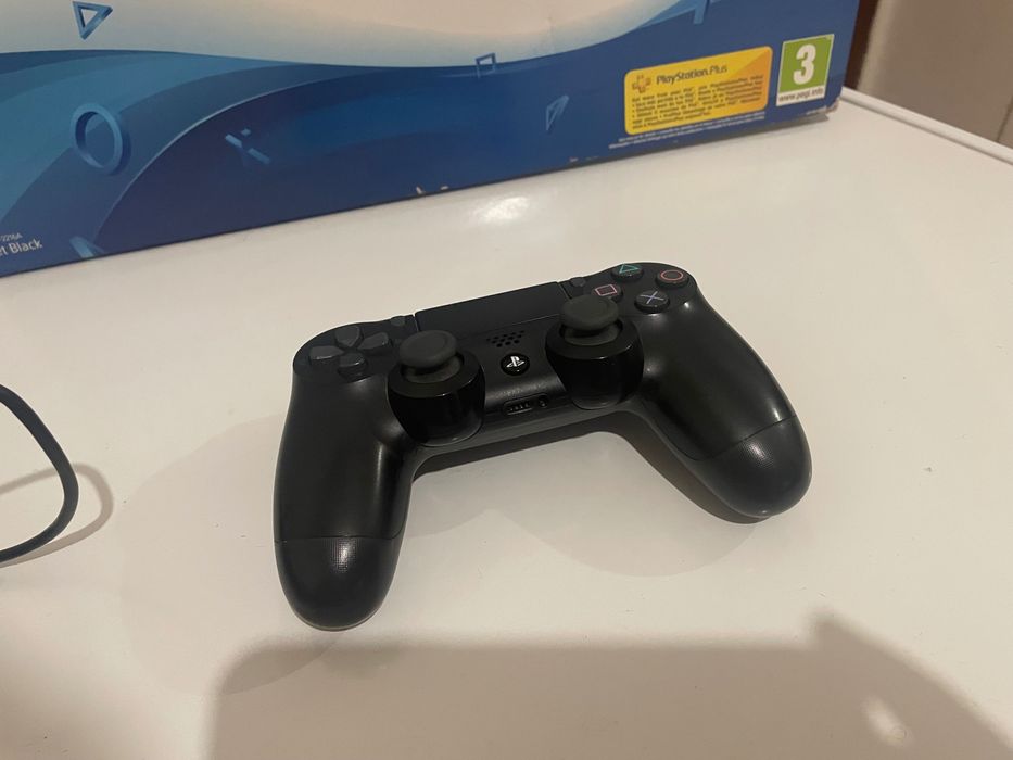 Ps4 com comando e caixa