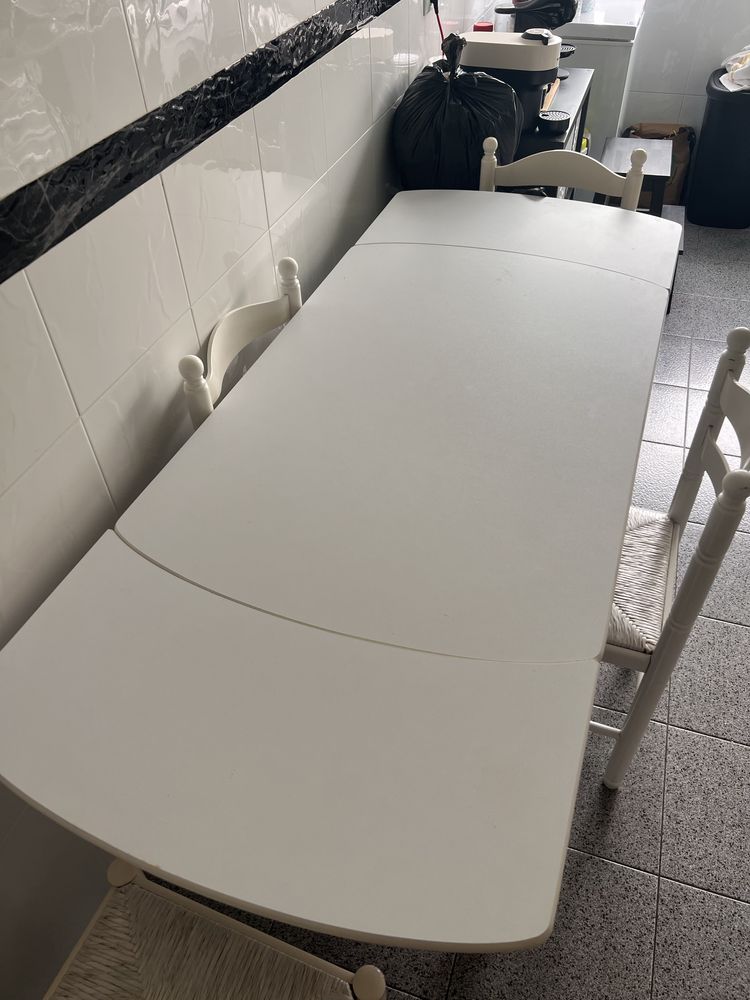 Vendo mesa Extensivel branca + 4 cadeiras