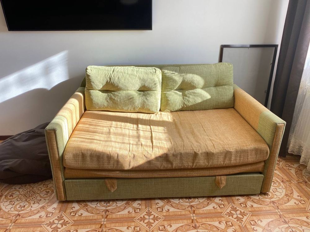 Рощкдадний диван