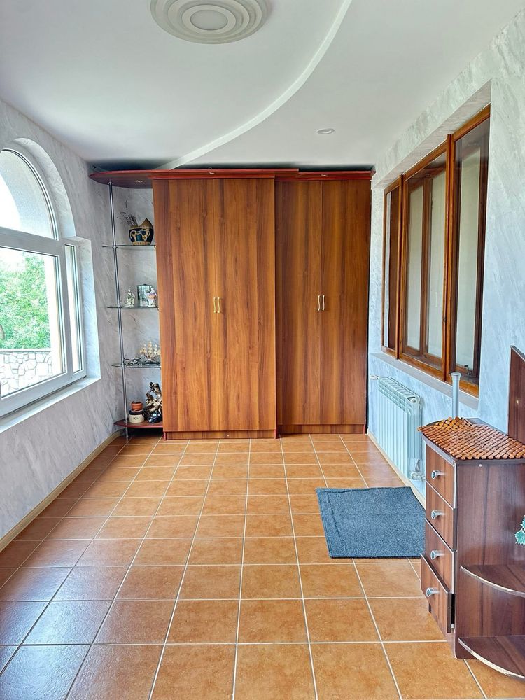 Оренда сімейного будинку біля міста — 300 м²