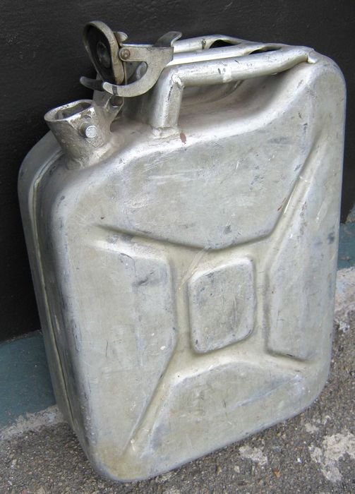 Канистра 20-литровая алюминиевая из под воды.