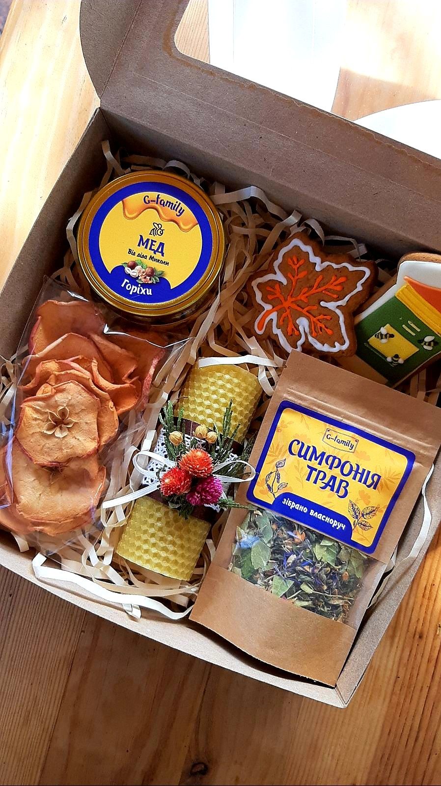 Подарочный набор (натуральный мёд, свечи из мед. вощины, чай, пряники)