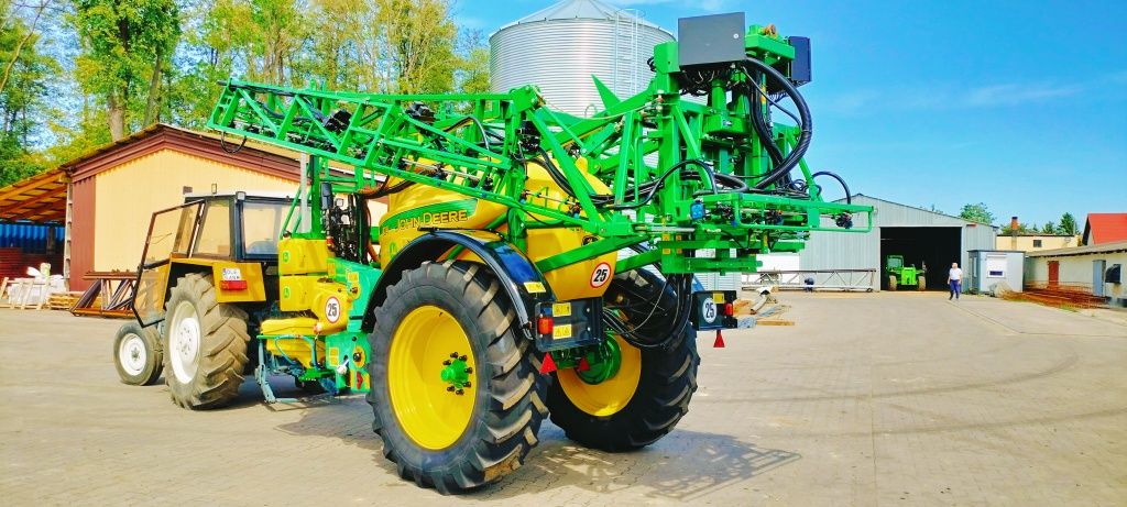 Opryskiwacz John Deere 824. 2400L  21/18m 7 sekcji