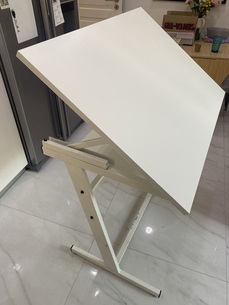 Estirador de desenho rebativel e cadeira ajudtavel