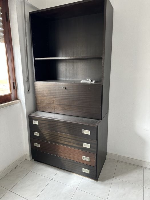 Dá-se móveis de sala e sofás