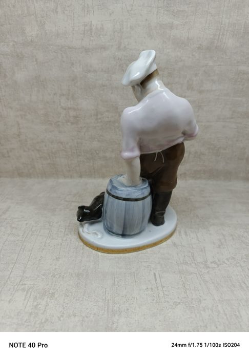 Łomonosow, porcelanowa figurka kota i kucharza.