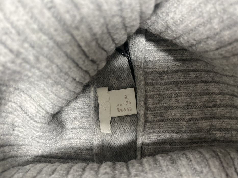 Светр з розрізами H&M, розмір S-М