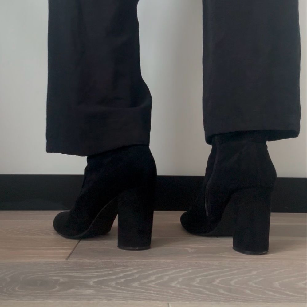 czarne botki na obcasie zamszowe  buty na obcasie deezee