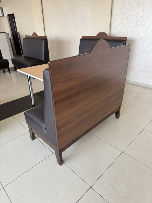 Столи та диванчики у кафе/ресторан