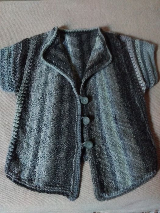 Colete em lã confeccionado à mão