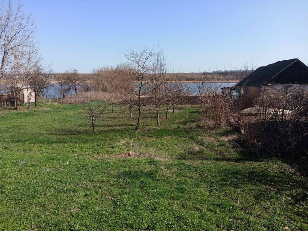 Будинок не далеко від міста з городом до річки