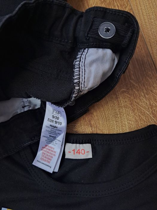 Черные джинсы и футболка с длинным рукавом для девочки