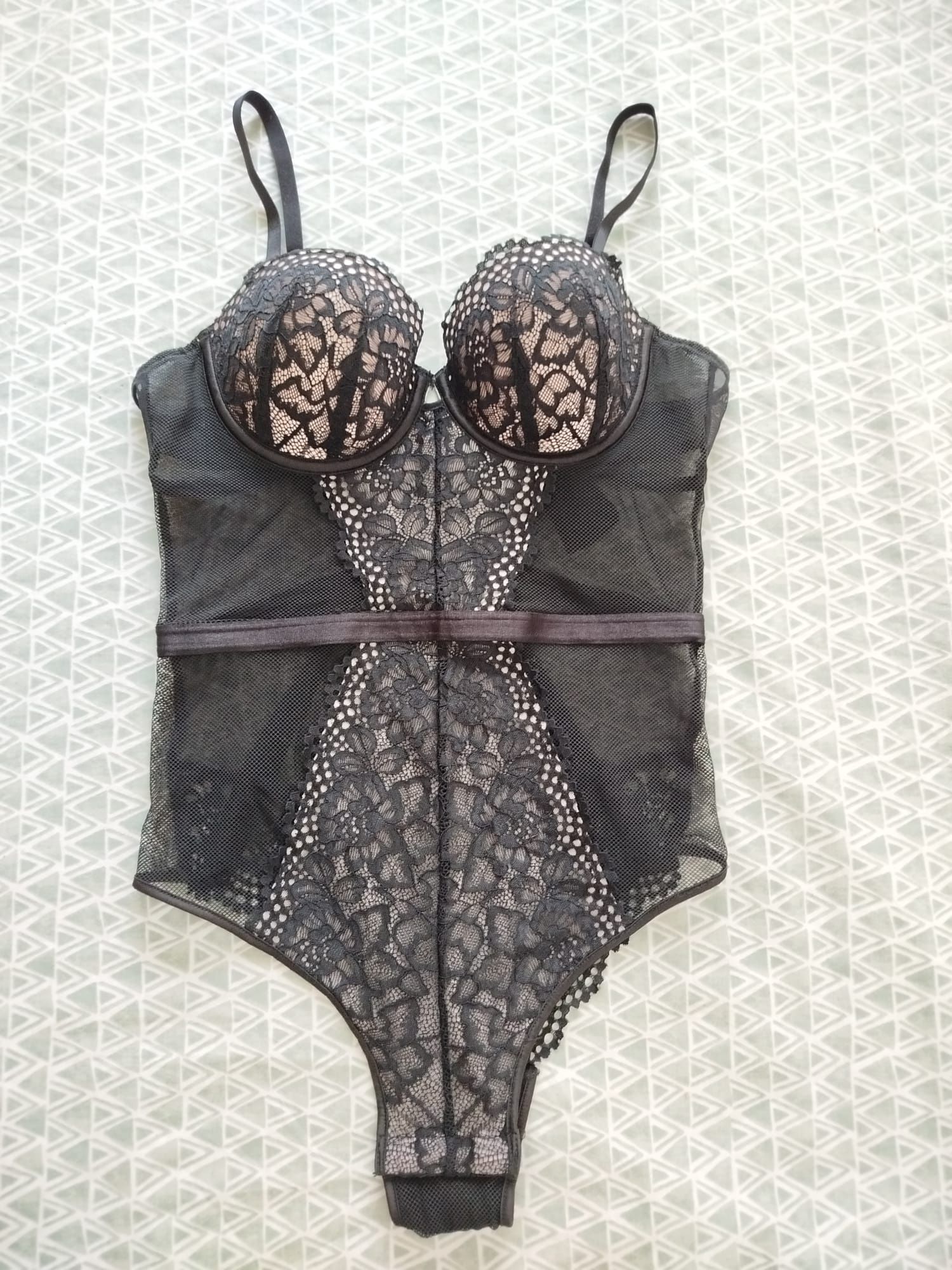 Lingerie preta com transparência