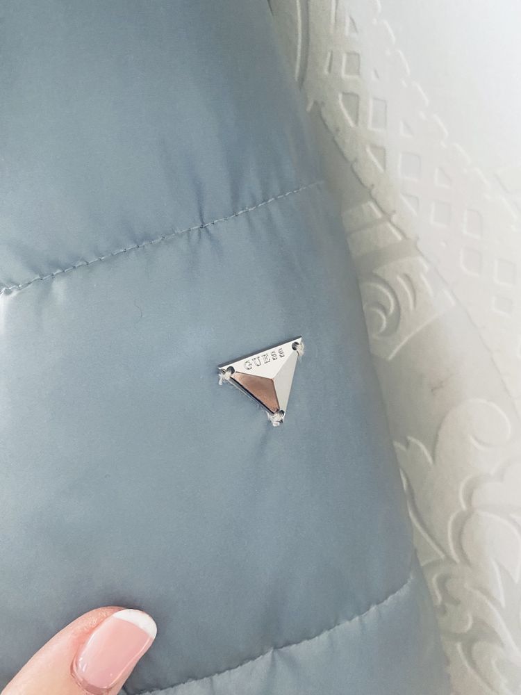 Piękna puchowa opalizująca kurtka Guess, M