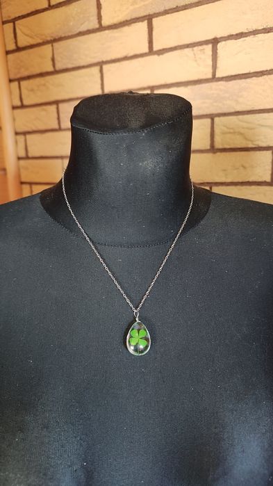 Wisiorek na szczęście czterolistna koniczyna