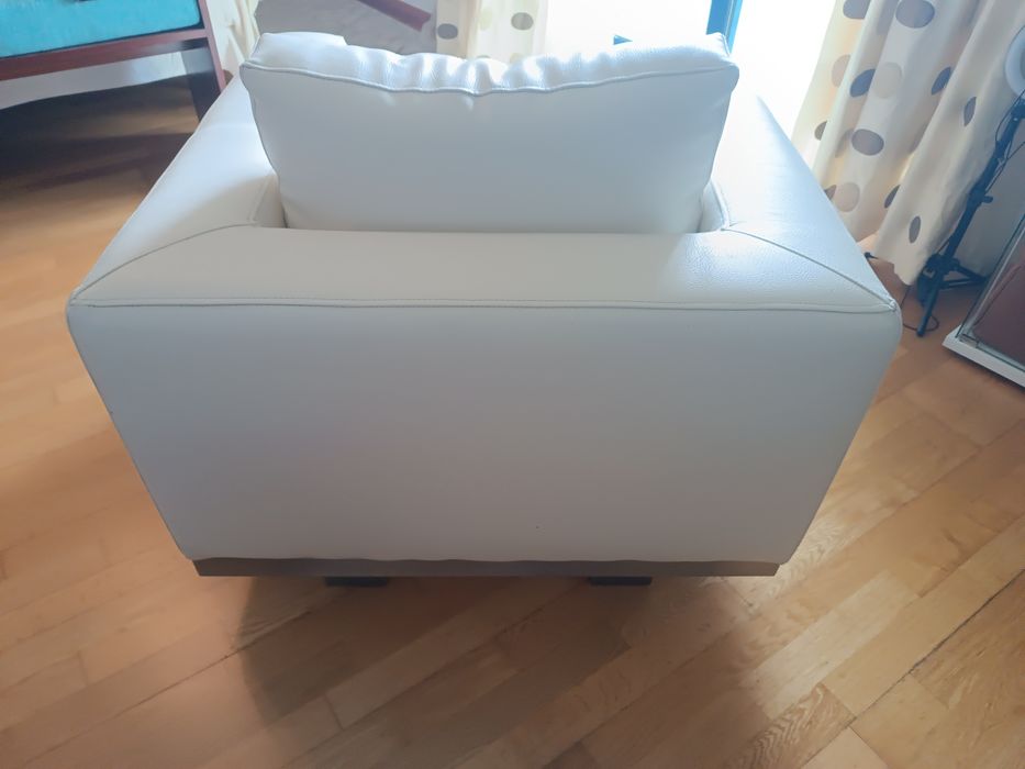 Poltrona em pele sintética — branco casca de ovo, pés em inox escovado