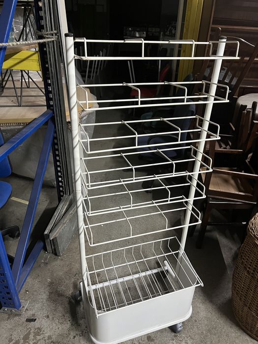 Expositor com rodas para caixas , etc