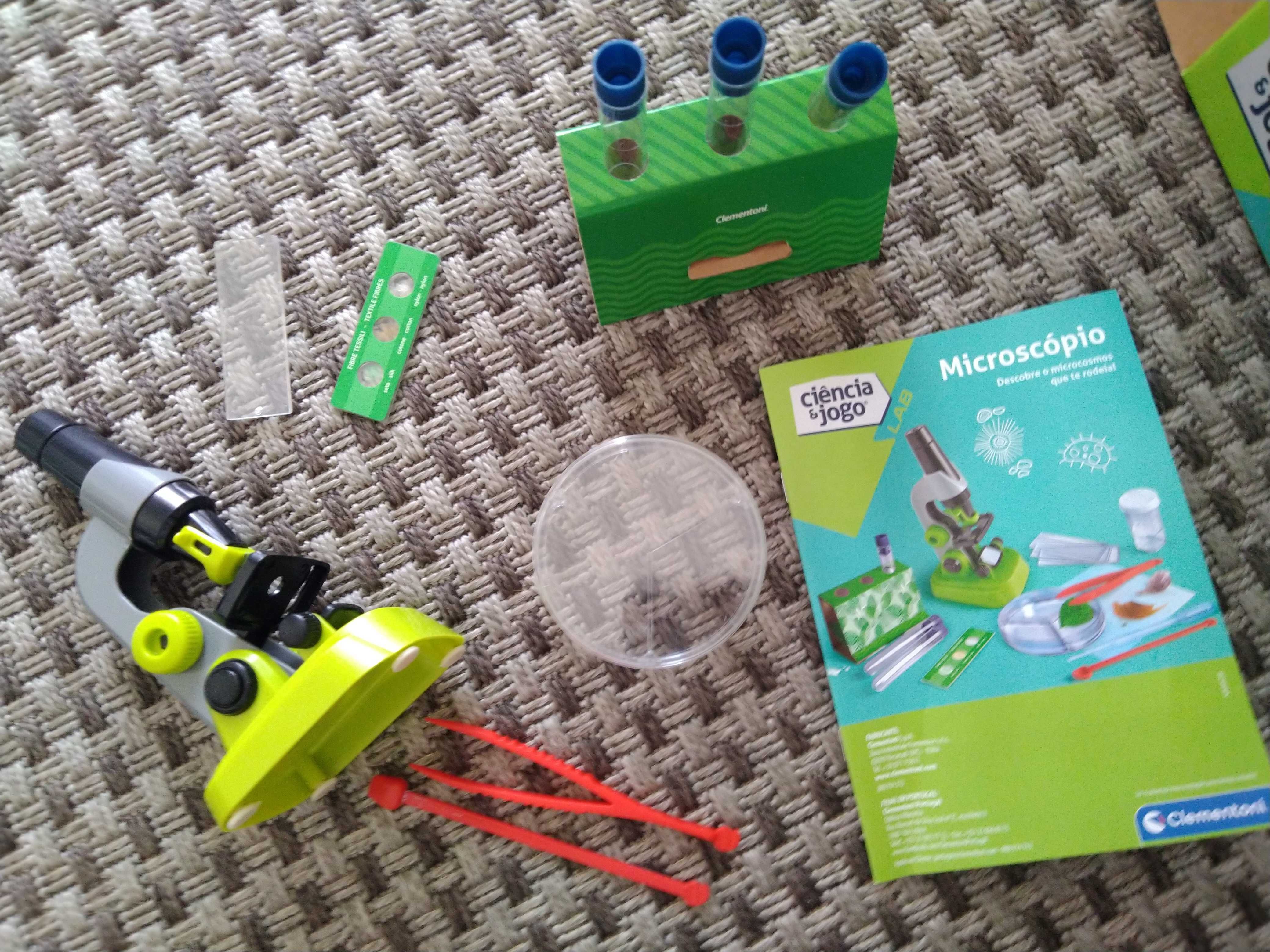 Microscópio com acessórios