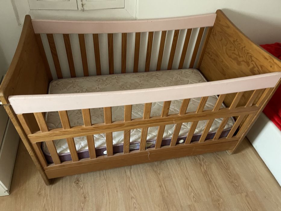 Cama bebé em madeira maciça marca BLOP